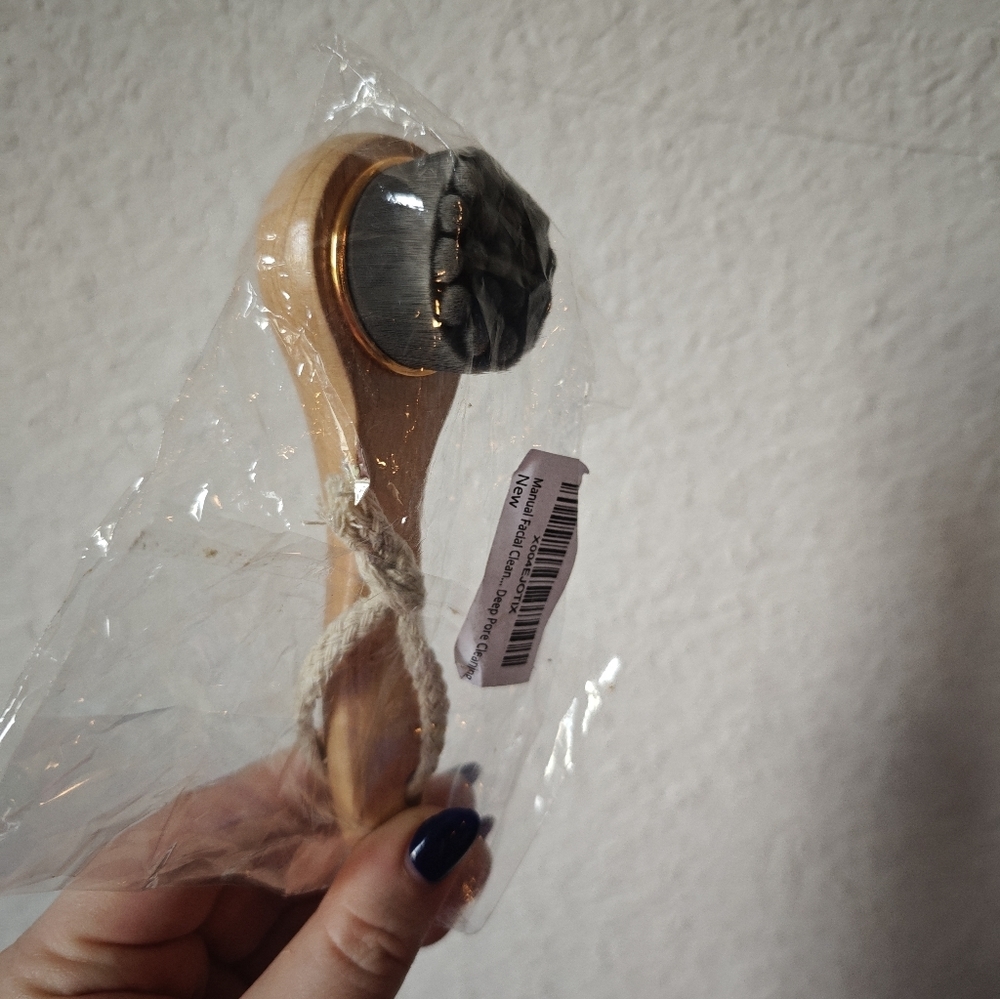 NWT facial Cleanser Brush